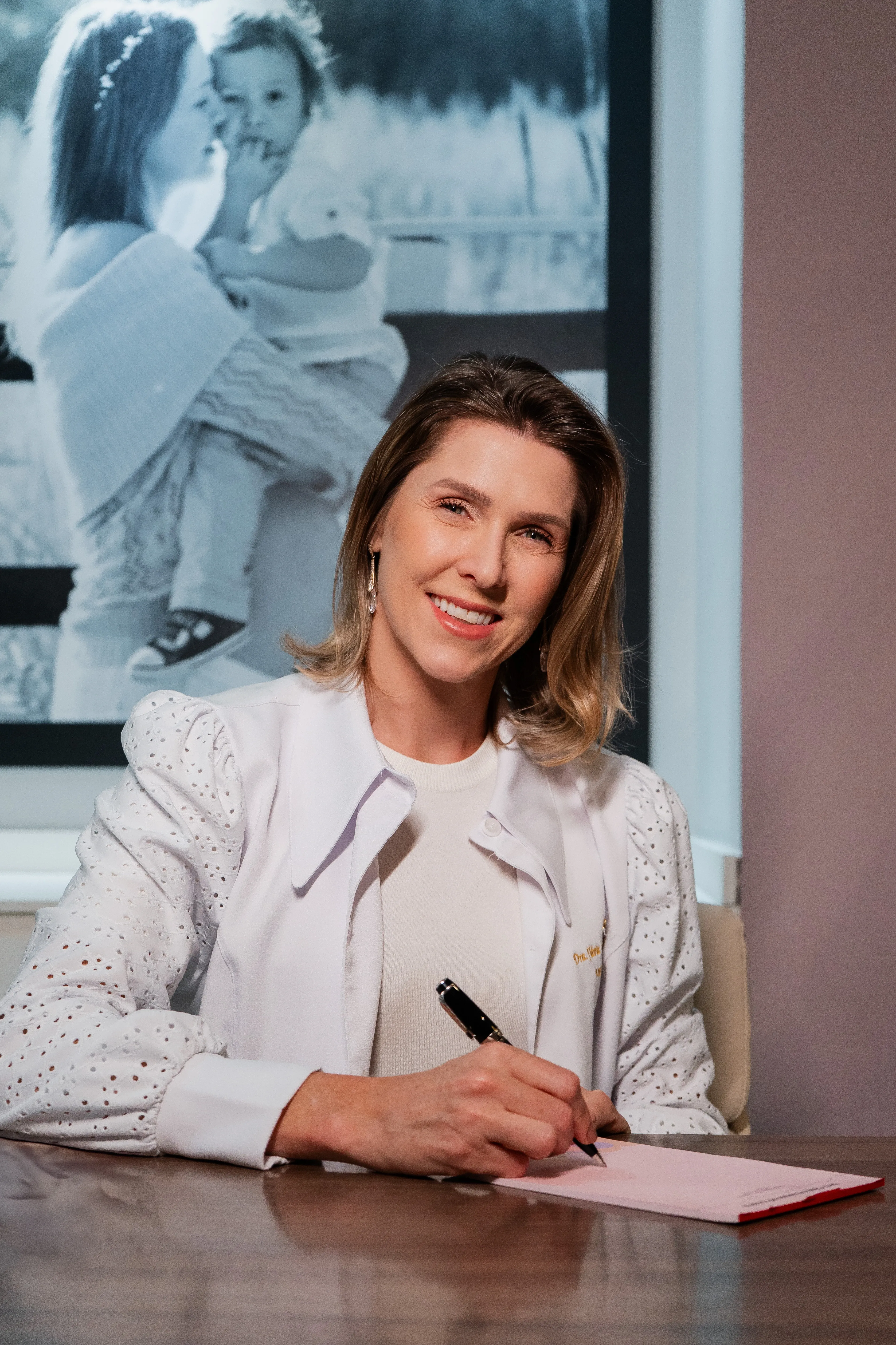 Dra Flávia Pasquinelli, cardiopediatra em seu consultório Dra Flávia Pasquinelli, cardiopediatra em seu consultório